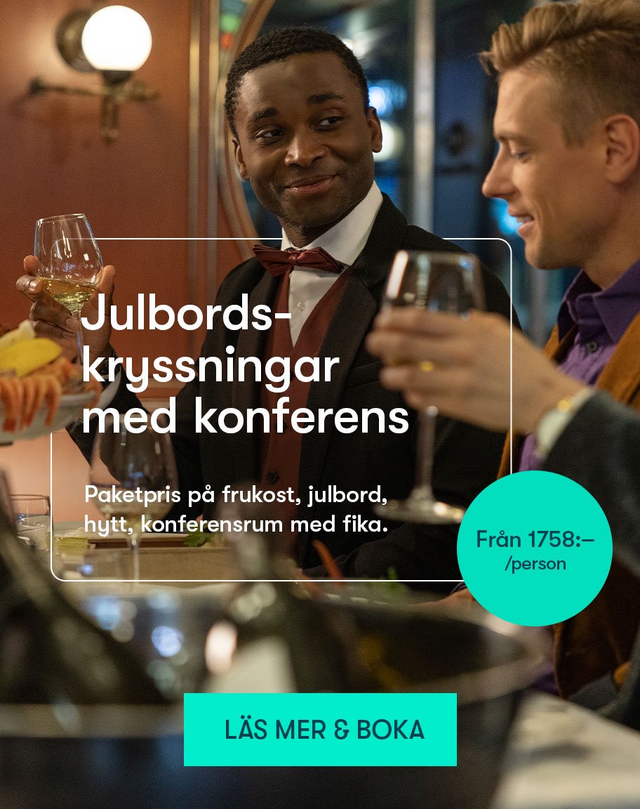 Ett gäng kollegor äter julbord tillsammans på konferenskryssning