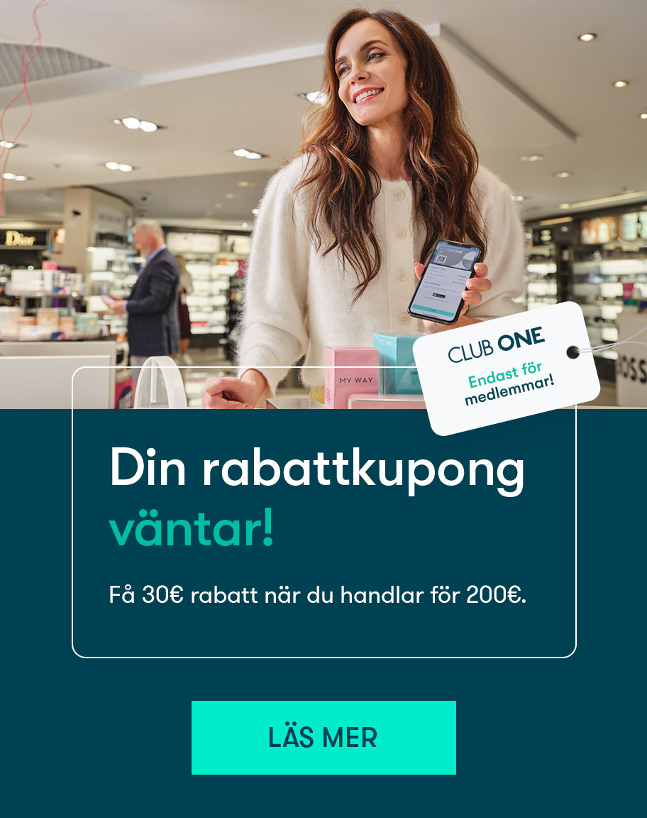 Kvinna handlar i taxfreebutik ombord på kryssningsfartyg